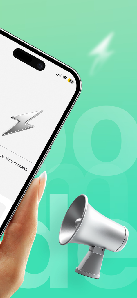 Mão segurando um smartphone exibindo o aplicativo de trading de cripto TEFS ao lado de um ícone de megafone prateado em um fundo verde