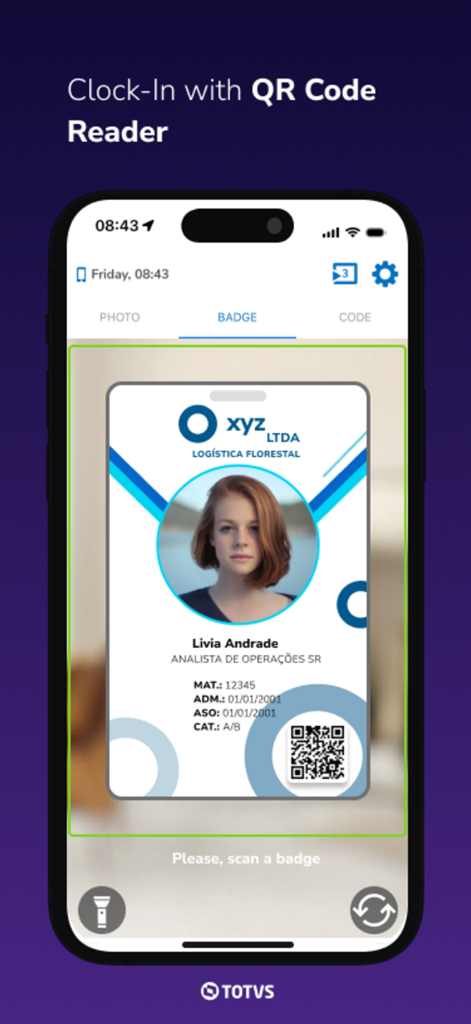 TOTVS RH Clock In - Aplicativo de smartphone escaneando um crachá de identificação de funcionário com um código QR para registro de ponto no local de trabalho.