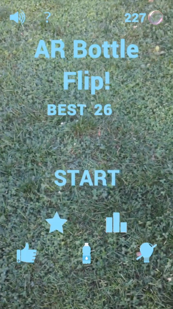 Menu principal de l'application AR Bottle Flip présentant un bouton de démarrage et le meilleur score affiché sur un fond d'herbe du monde réel.