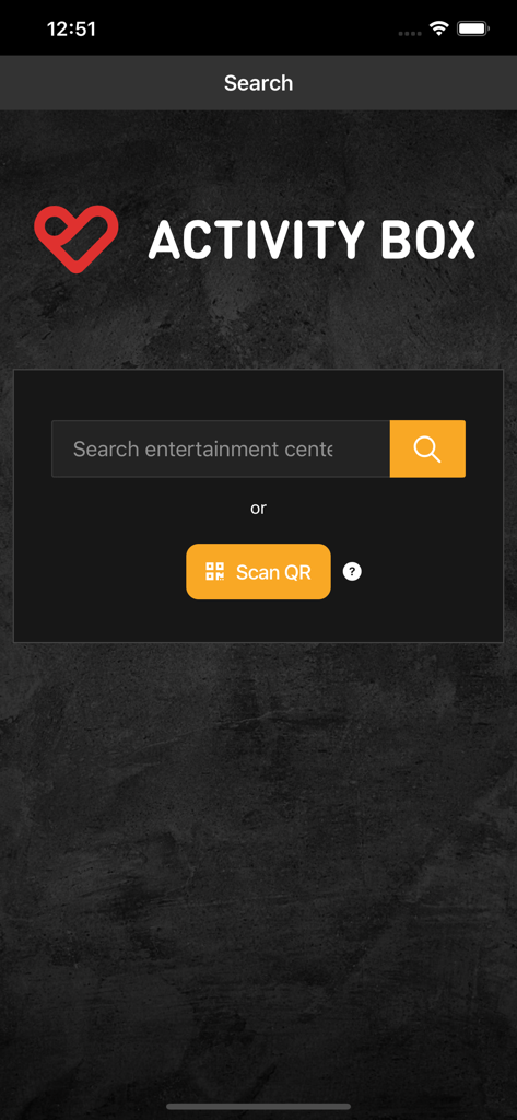 Tela de busca do aplicativo Activity Box com uma barra de busca para centros de entretenimento e um botão laranja para escanear códigos QR.