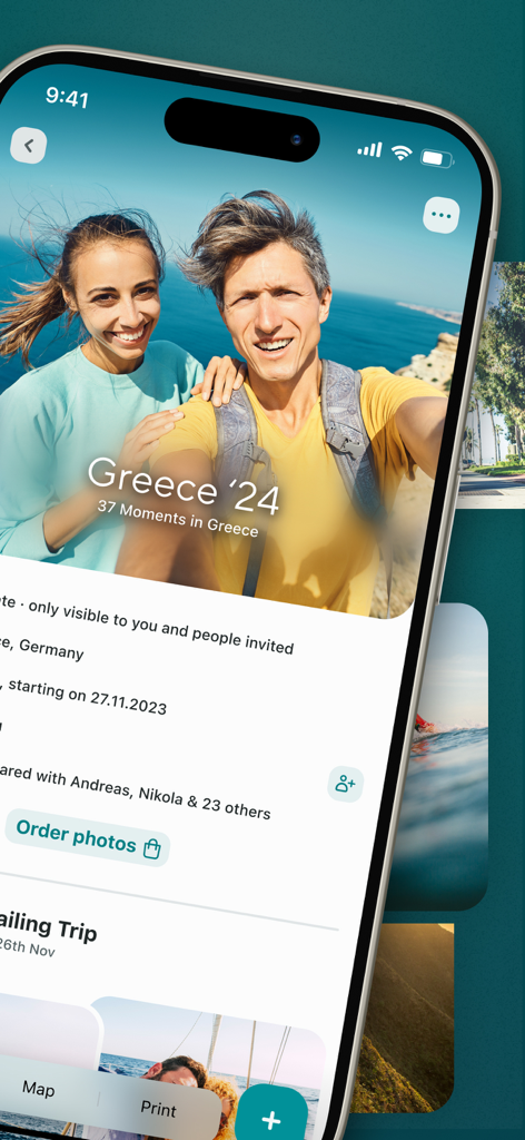 Pantalla de smartphone que muestra la aplicación de rastreo de viajes Journi con un viaje a Grecia con fotos y detalles de la memoria.