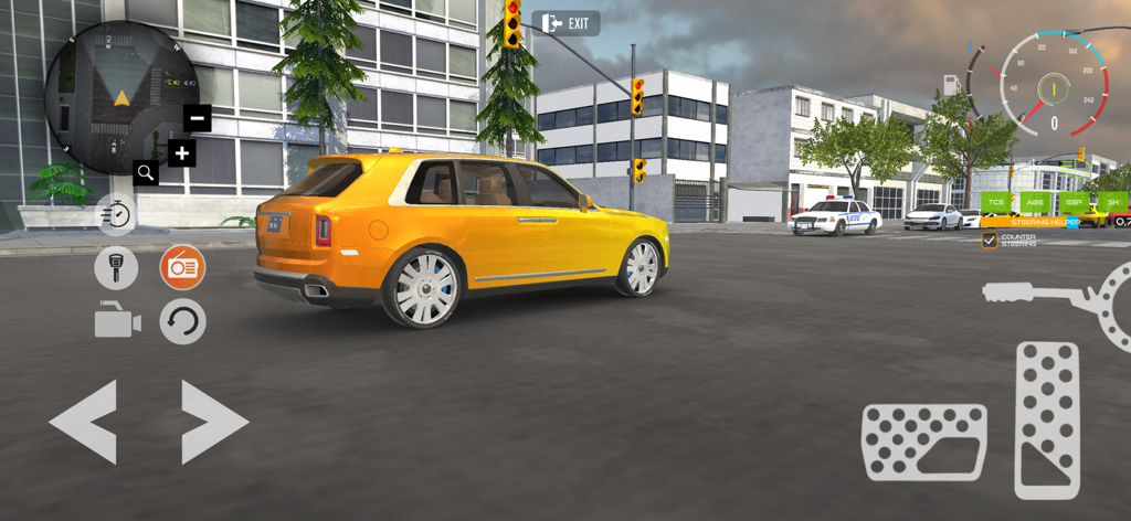 SUV jaune roulant dans une rue de la ville dans un jeu de simulation de stationnement de voiture 4x4