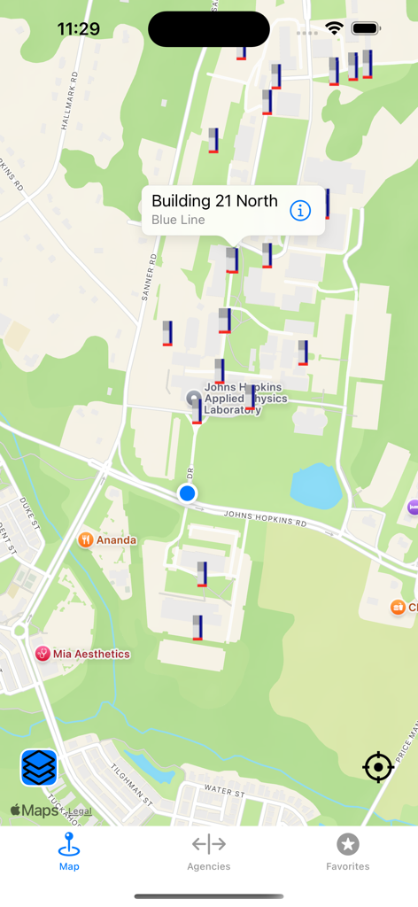 Interface do mapa do aplicativo TrackMyBus mostrando paradas de trânsito e localizações de edifícios com uma parada selecionada para o Edifício 21 Norte na Linha Azul.