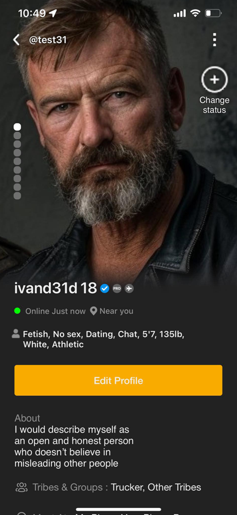 WOOLFR Gay Dating, Chat, Meet - Interface de profil utilisateur sur l'application de rencontres gay WOOLFR présentant une photo, une bio et des tags d'intérêts personnels
