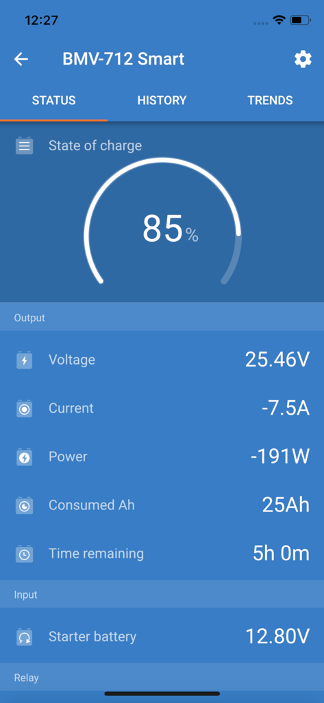VictronConnect - Dashboard dell'app VictronConnect che mostra lo stato di carica della batteria all'85% e il consumo energetico in tempo reale