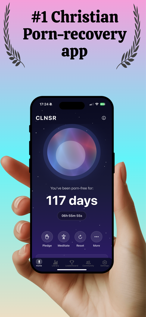 CLNSR: Quit Porn with Christ - Uma mão segurando um smartphone mostrando a tela inicial do aplicativo CLNSR com uma sequência de 117 dias sem pornografia.