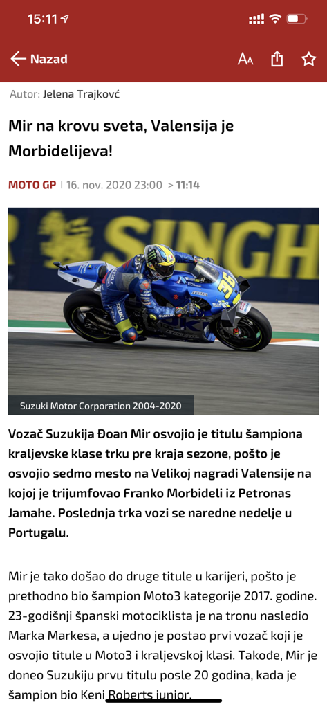 Un articolo di notizie nell'app Sportklub sulla Moto GP con un pilota di moto professionista su una moto Suzuki.