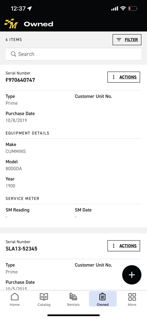 MacOne - Pantalla de la aplicación MacOne que muestra una lista de maquinaria pesada propia con números de serie y detalles del equipo