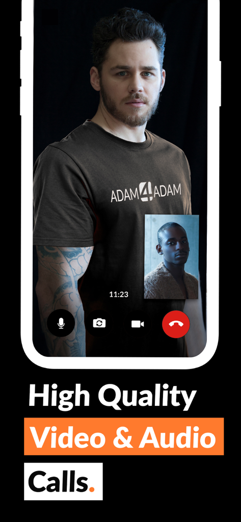 Adam4Adam Gay Dating Chat A4A - Adam4Adamアプリのインターフェース。二人の男性間の高品質なビデオ通話が表示されている。