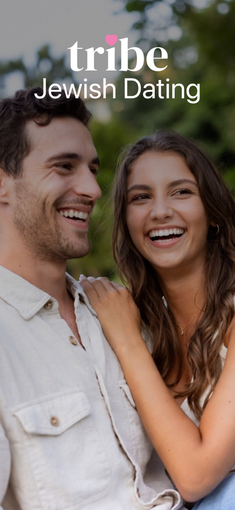 Tribe - Jewish Dating App - Una joven pareja sonriente riendo junta en la aplicación de citas judías Tribe