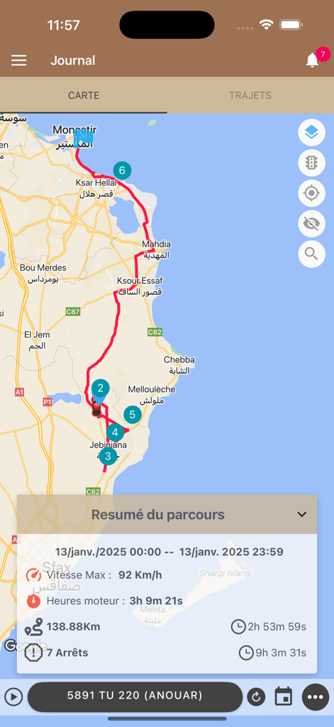 Interfaz de la aplicación Karray GPS que muestra la ruta de un vehículo en un mapa con un resumen del viaje que incluye velocidad y distancia.