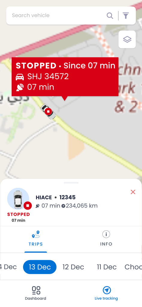 Echtzeit-GPS-Ortungskarte, die ein gestopptes Fahrzeug und Reisedetails auf dem FAMS Mobile App Dashboard zeigt.