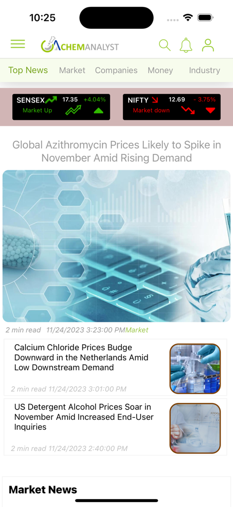 ChemAnalystモバイルアプリのインターフェース、化学業界のトップニュースの見出しと市場価格のトレンドを表示