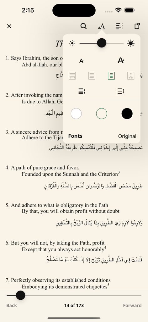 Interfaz del lector de libros electrónicos de la aplicación Fayda Digital con configuraciones de personalización sobre texto religioso árabe e inglés