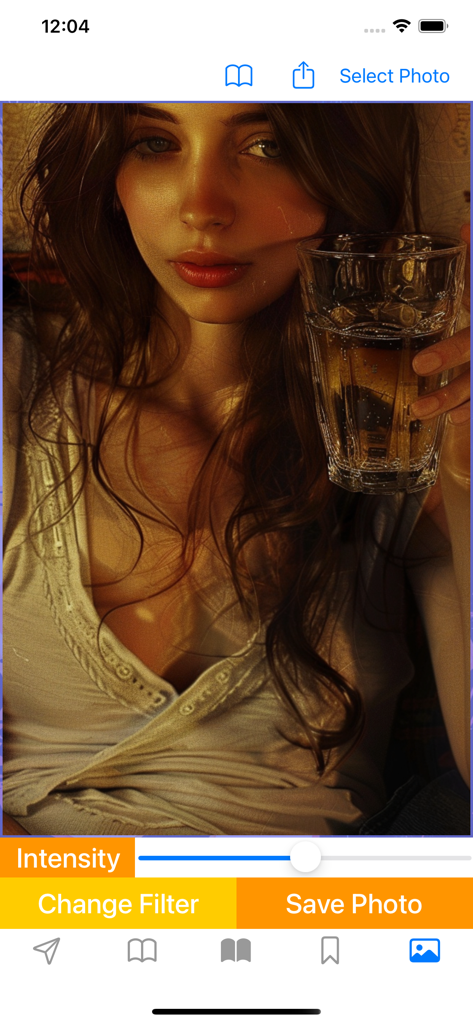 Tela do aplicativo móvel mostrando um editor de fotos com controle deslizante de intensidade e opções de filtro para uma mulher segurando uma bebida artesanal