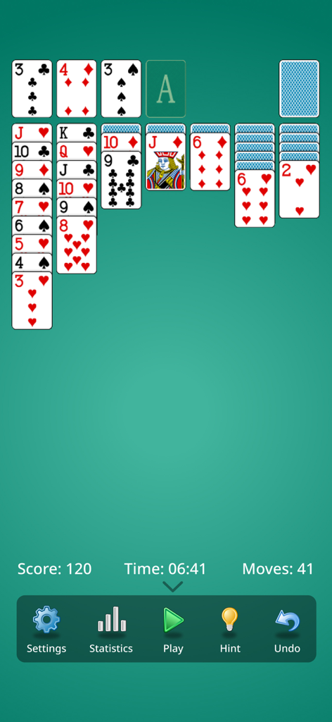 Juego clásico de Klondike Solitaire en progreso sobre un fondo verde