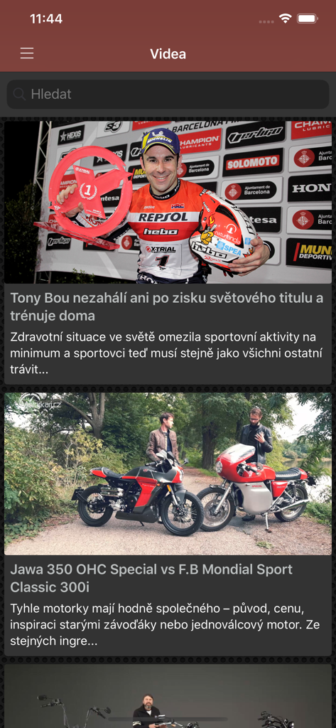 Motorkari.cz - Mobile app interface for Motorkari.cz displaying a video feed with motorcycle news and bike comparison reviews