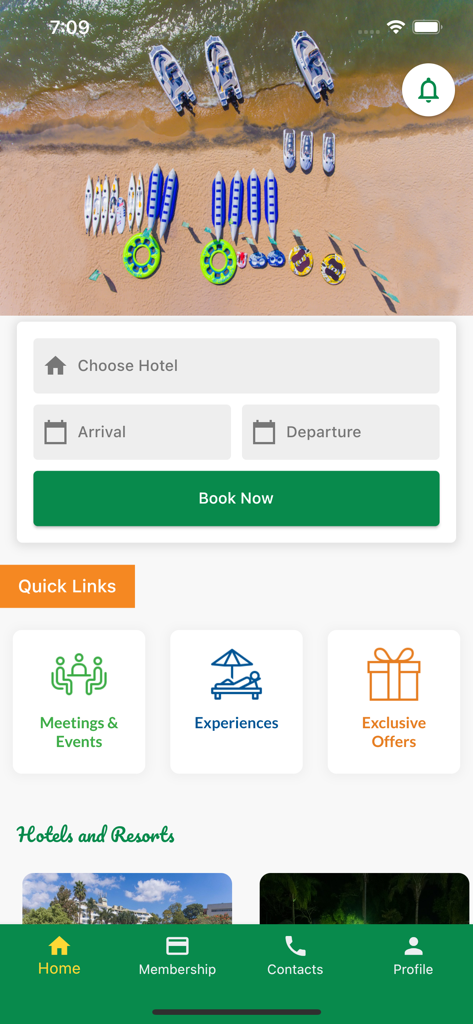 Sunbird Hotels & Resorts - Pantalla de inicio de la aplicación móvil Sunbird Hotels and Resorts que muestra un formulario de reserva e imágenes de un resort de playa