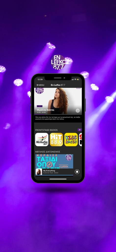 Interfaccia dell'app mobile En Lefko 87.7 che mostra la trasmissione in diretta del DJ e la selezione della stazione radio.
