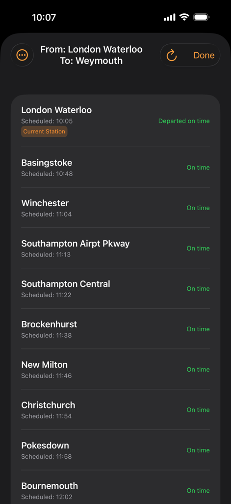 Ein Mobilbildschirm, der eine Liste von Zugstopps und geplanten Ankunftszeiten für eine Reise von London Waterloo nach Weymouth anzeigt