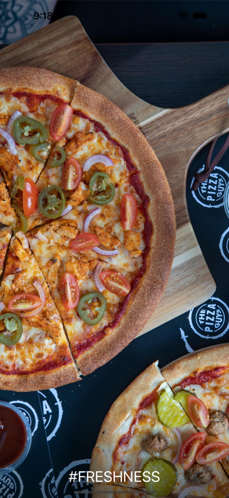 The Pizza Guys ® - Vista superior de pizzas frescas com frango, jalapeños e tomates em tábuas de madeira.