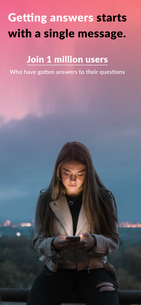 Psychic Txt - Psychic Reading - Una mujer joven usando la aplicación Psychic Txt en su teléfono por la noche