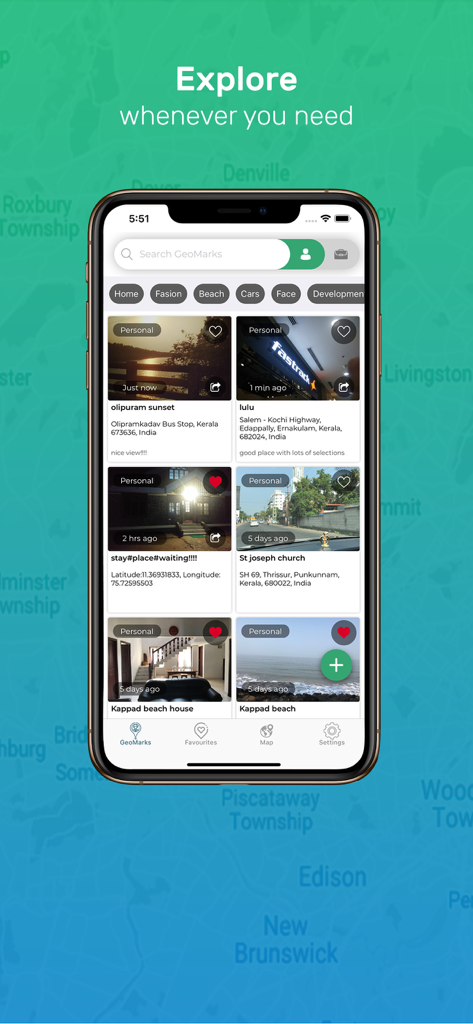 Interfaz de la aplicación GeoMark que muestra un feed de fotos geolocalizadas con detalles de ubicación y marcas de tiempo.