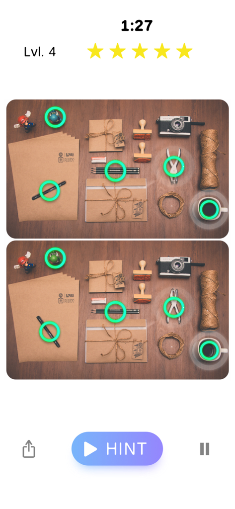 Pantalla de juego que muestra cinco diferencias encontradas entre dos fotos de artículos de papelería y escritorio