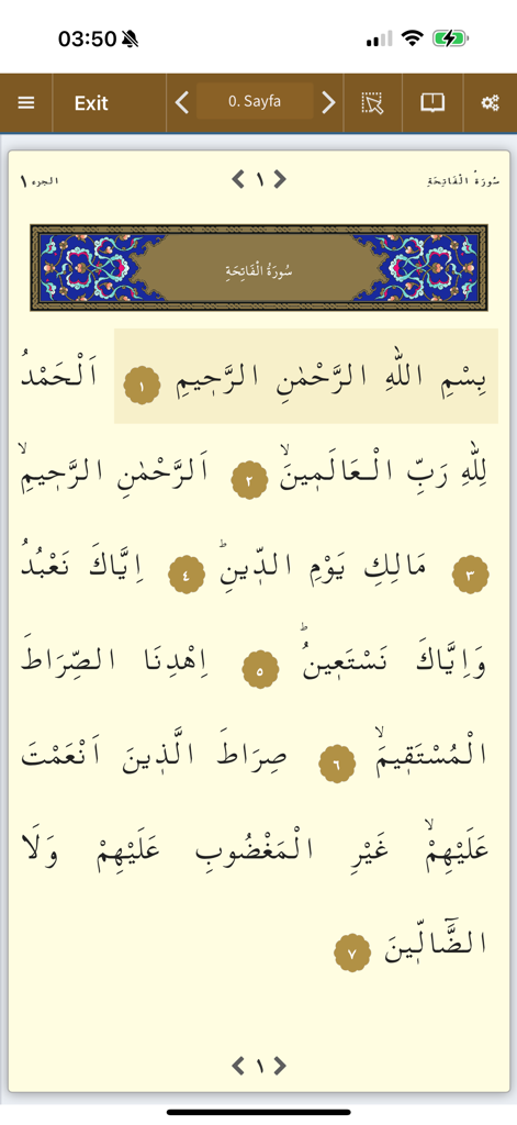 Ein mobiler Bildschirm, der das erste Kapitel des Korans, Sure Al-Fatiha, in traditioneller arabischer Schrift mit Versnummern zeigt.