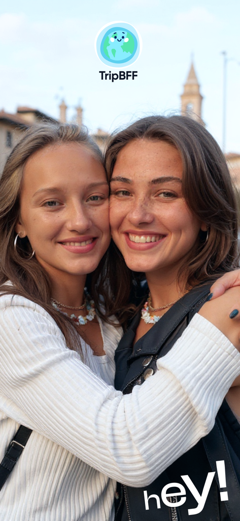 TripBFF - Solo Travel Friends - Zwei junge Frauen reisen zusammen und lächeln auf einem europäischen Stadtplatz