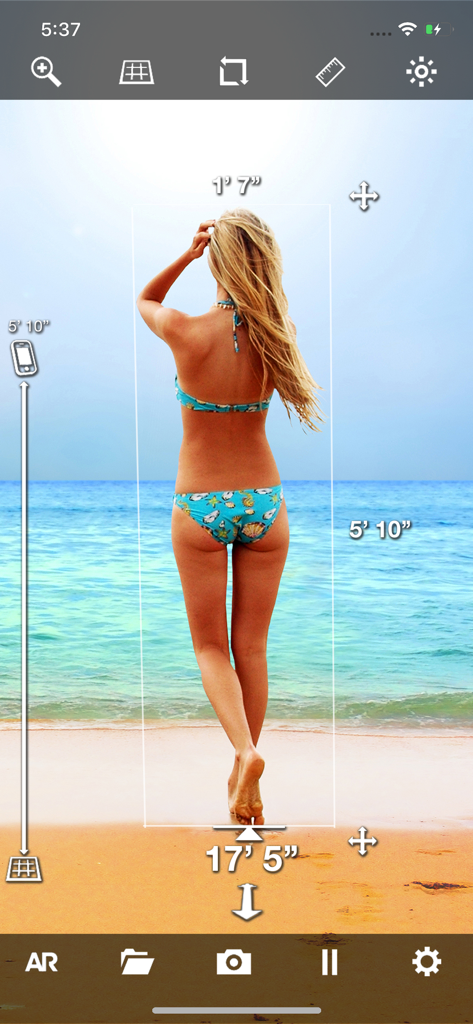 Interfaz de la app EasyMeasure que muestra mediciones de altura y distancia de una persona en una playa usando realidad aumentada