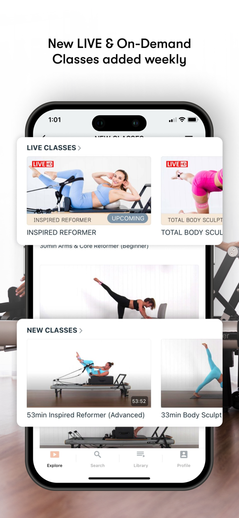 Pilates Project - Un teléfono móvil mostrando la interfaz de la aplicación Pilates Project con secciones para clases en vivo y nuevas bajo demanda, con entrenamientos de reformer y mat