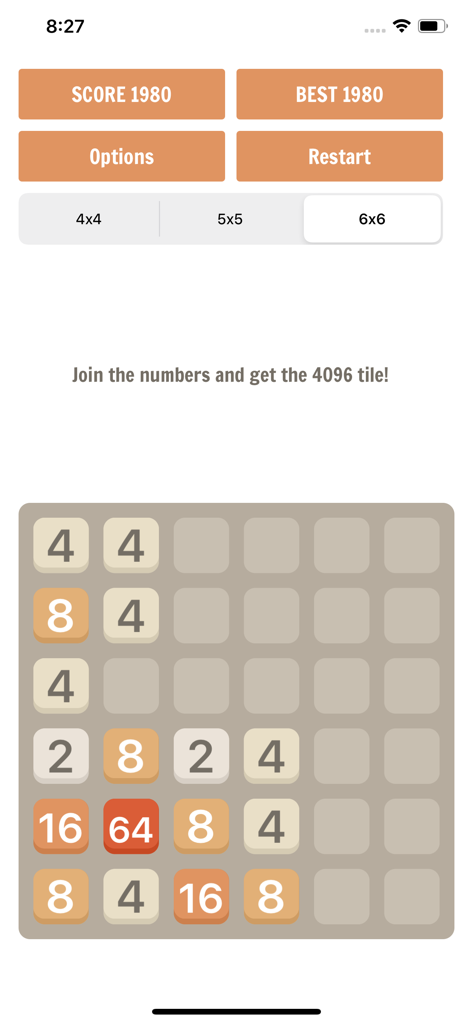 Captura de pantalla del juego móvil Super 4096 mostrando una cuadrícula de rompecabezas 6x6 con fichas numeradas y botones de puntuación