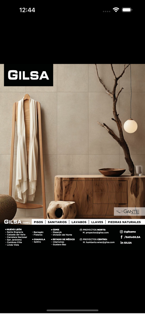 Ambientes - Diseño interior moderno con muebles de madera y una lámpara minimalista de ramas de Gilsa, como se ve en la aplicación Ambientes.