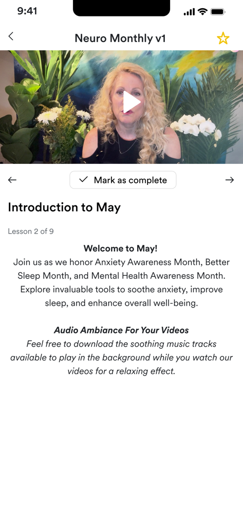 Pantalla de introducción para una lección mensual de salud mental en la aplicación Neurotoned que presenta un video y una guía de bienestar.