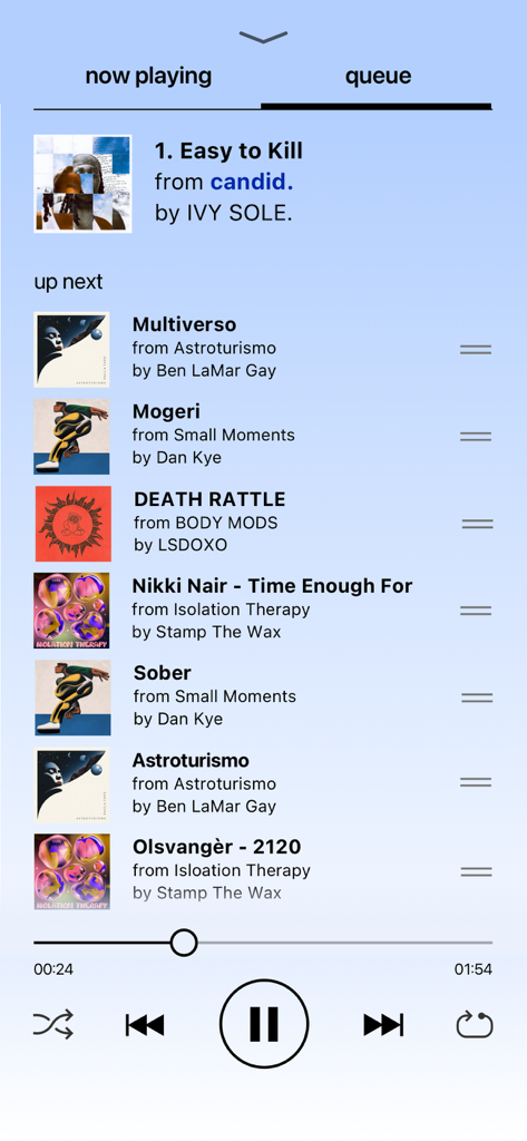 Bandcamp - Interfaz de la aplicación Bandcamp que muestra la cola de música y los controles de reproducción.