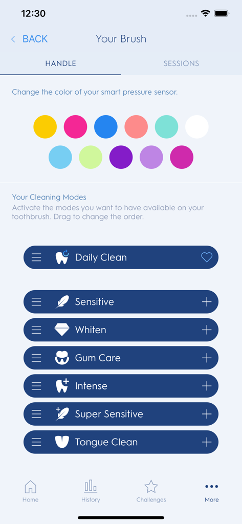 Interfaccia dell'app Oral-B che mostra opzioni per cambiare il colore del sensore di pressione intelligente e selezionare varie modalità di pulizia come Pulizia Quotidiana e Sensibile.