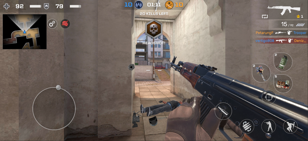 Gameplay eines Ego-Shooters von Critical Strike CS, das ein AK47-Sturmgewehr und eine Headshot-Benachrichtigung auf dem Bildschirm zeigt.