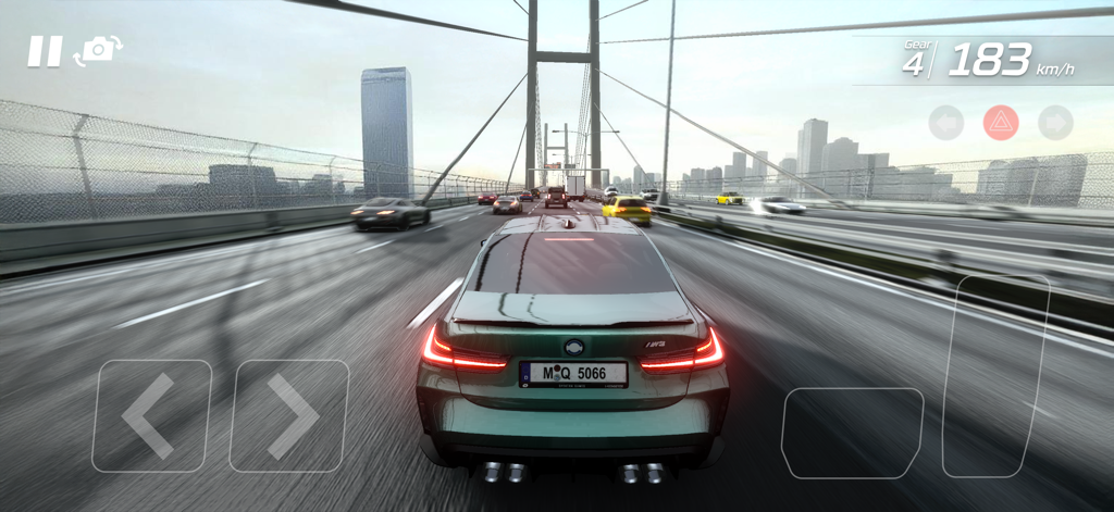 Highway Racer Proの橋でハイウェイの交通の中をレースするスポーツカー