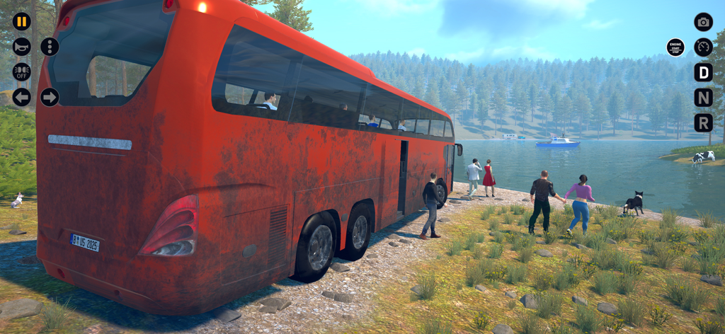 Un autobús de lujo rojo sucio aparcado en un camino de grava junto a un lago escénico con pasajeros caminando cerca