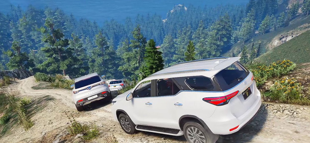 Offroad Car Simulator Games 3D - SUVs blancos conduciendo por un camino de tierra sinuoso a través de un bosque de montaña