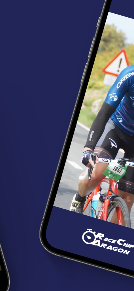 Un ciclista participando en una carrera con el logo de la aplicación RaceChip Aragon Live