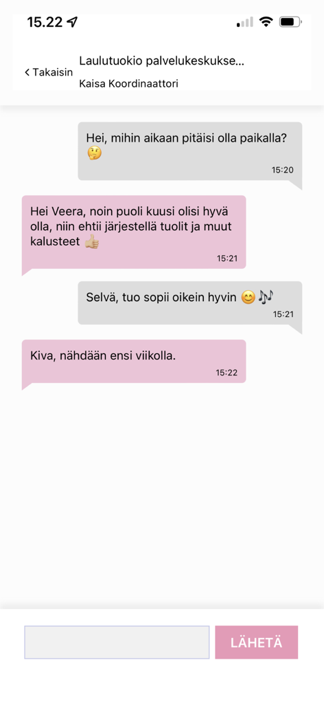 자원봉사자와 코디네이터 간의 메시지 교환을 보여주는 HelpingApp 모바일 채팅 인터페이스