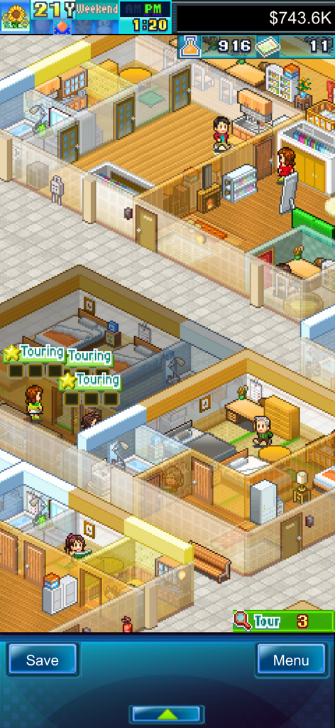 Dream House Days DX - Una vista dall'alto di un condominio in Dream House Days DX che mostra stanze arredate e personaggi in pixel art.