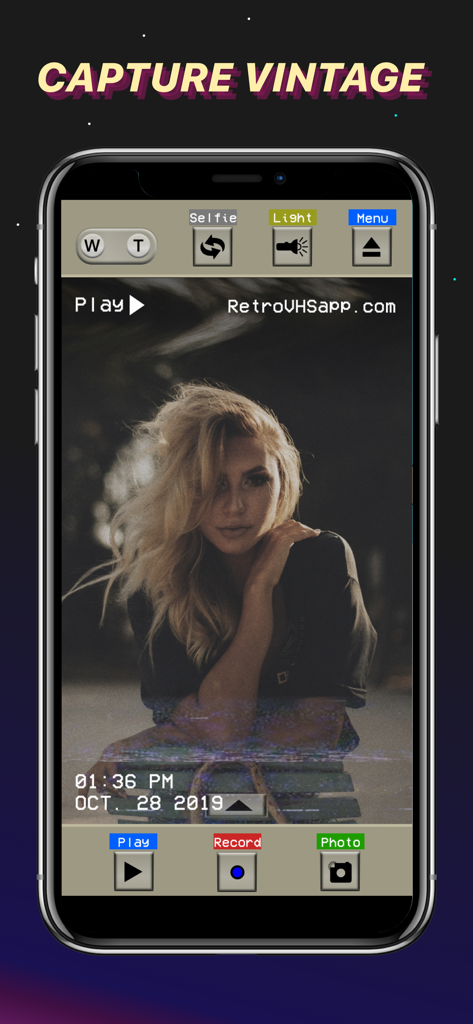 Dazz Cam Dispo.sable - Tela de smartphone mostrando a interface do aplicativo Dazz Cam com um filtro VHS retrô e controles de câmera vintage.