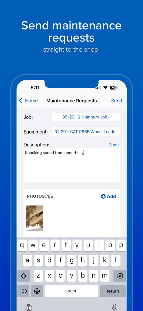 Interface do aplicativo HCSS Field mostrando um formulário de solicitação de manutenção para um carregador de rodas CAT, incluindo uma descrição de um som de batida e uma foto.