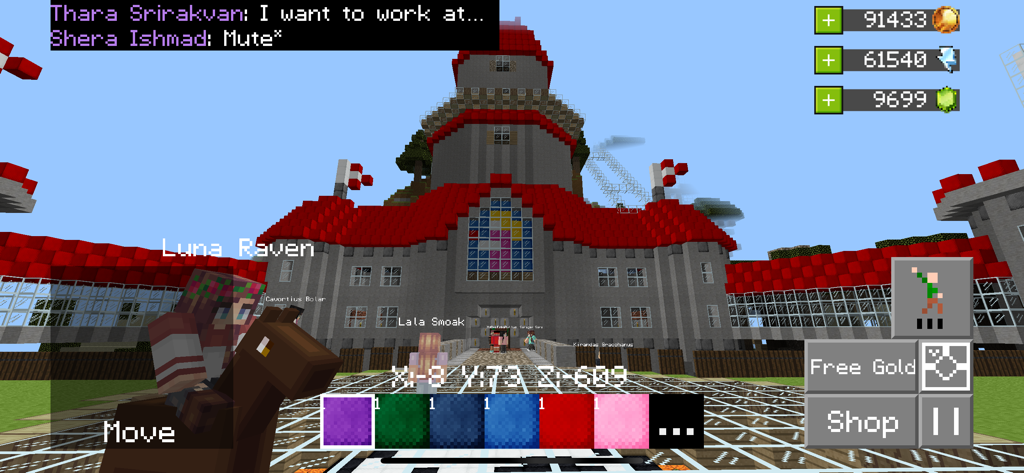 Builder Buddies Craft & Mine R - Um avatar montando um cavalo em frente a um grande castelo de voxel com telhado vermelho no jogo Builder Buddies