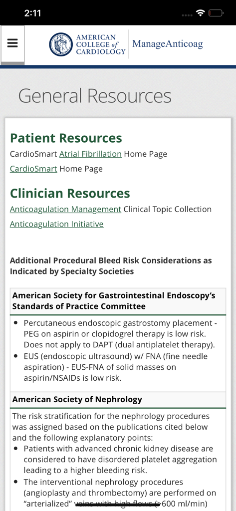 Página de Recursos Generales en la aplicación ManageAnticoag que muestra la documentación para pacientes y médicos y las consideraciones sobre el riesgo de hemorragia.