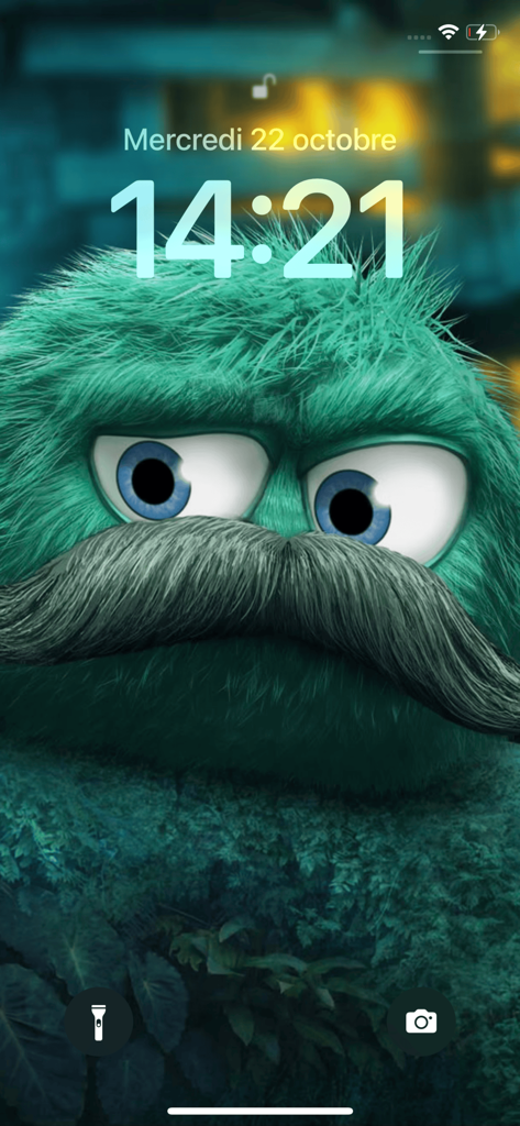 Pantalla de bloqueo de iPhone con un fondo de pantalla de emoji de criatura peluda color teal 4K con un gran bigote gris
