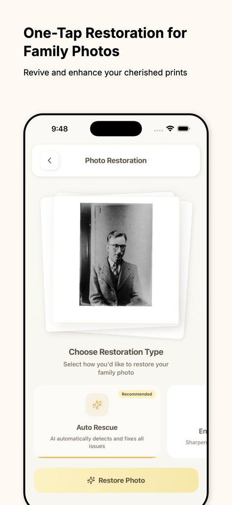 Family Photo Restore - Pantalla de iPhone de la aplicación Restauración de Fotos Familiares mostrando un retrato antiguo en blanco y negro con un botón de rescate automático de un solo toque.